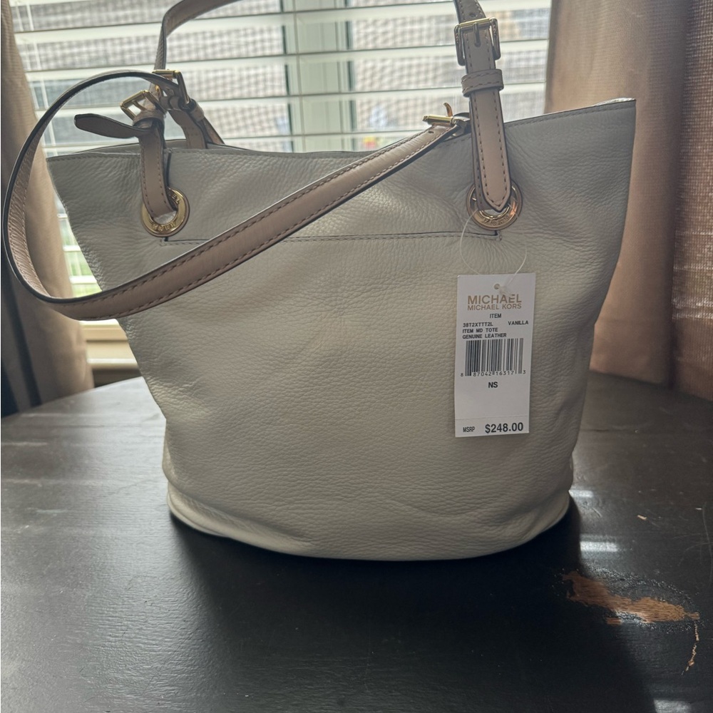 Michael Kors Gold and Cream Shoulder Bag - Picture 2 of 12